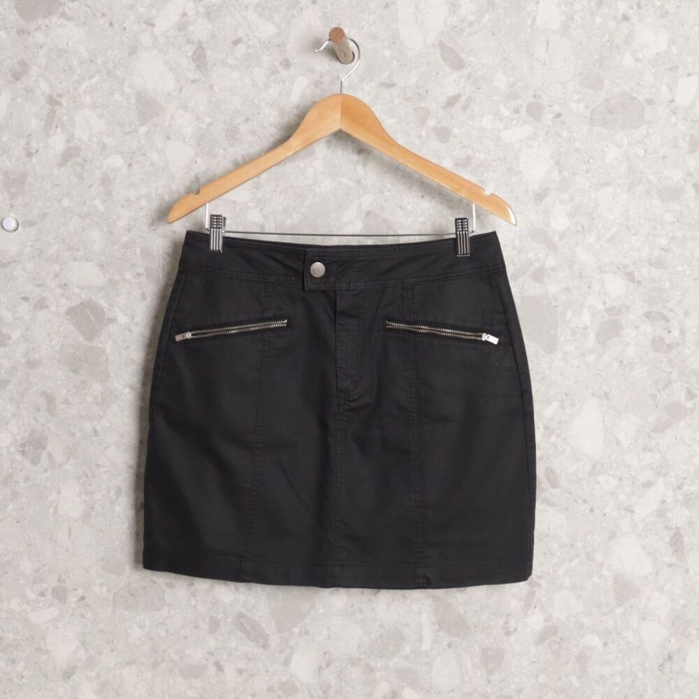 Calvin Klein Black Mini Skirt – Zipper Front Pockets – Size 10